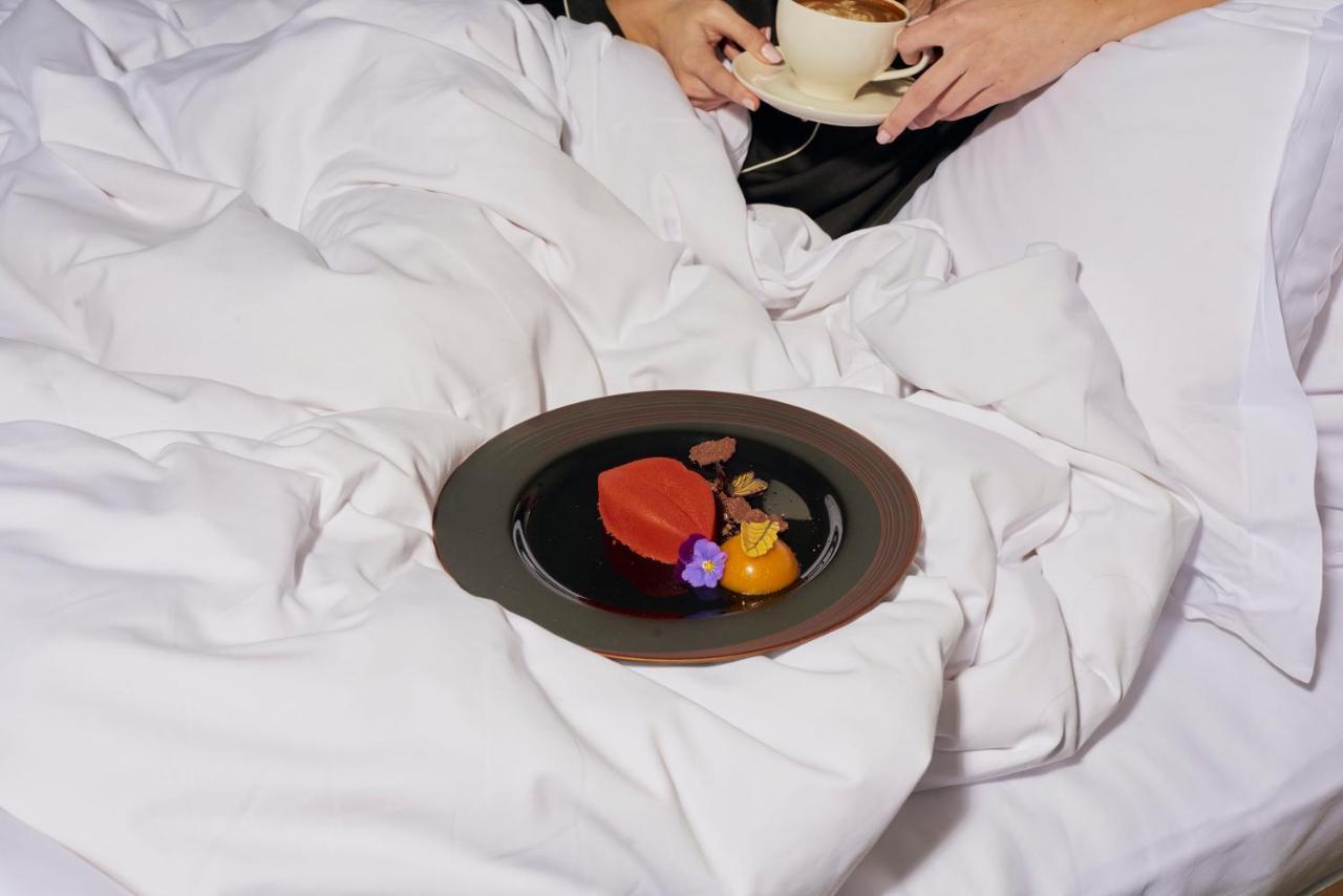 Sanderson Λονδίνο Εξωτερικό φωτογραφία A woman eating a heart-shaped dessert