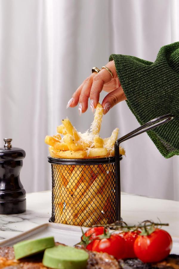 Sanderson Λονδίνο Εξωτερικό φωτογραφία Parmesan cheese being sprinkled on chips