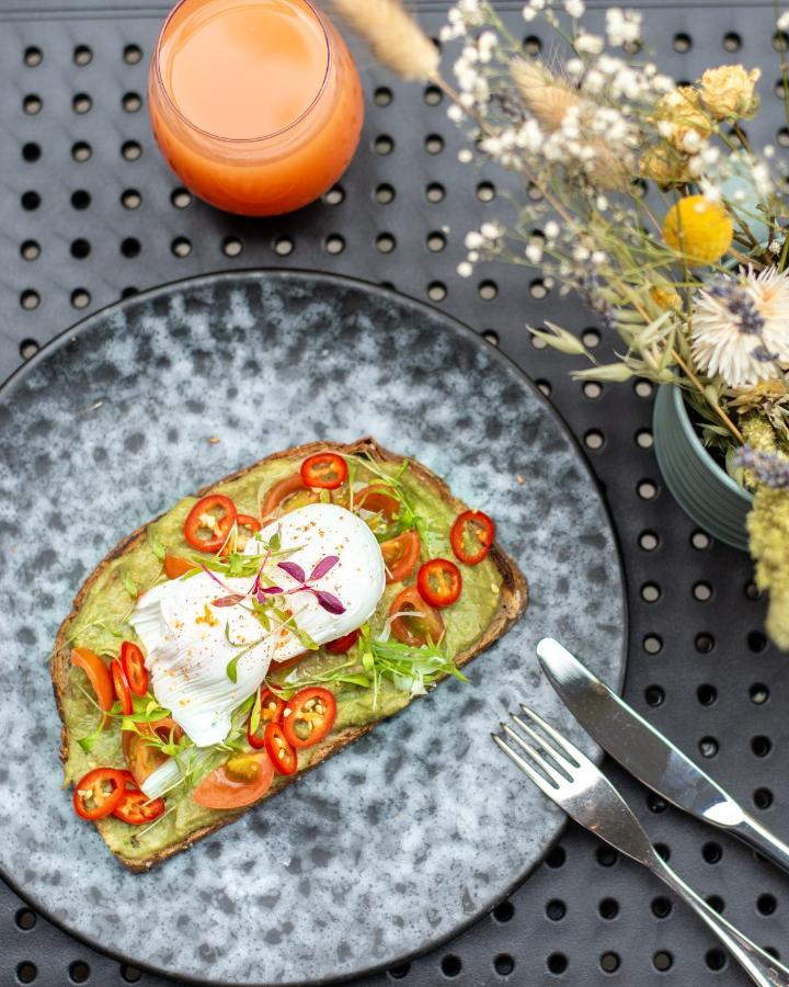 Sanderson Λονδίνο Εξωτερικό φωτογραφία Avocado on toast with poached eggs